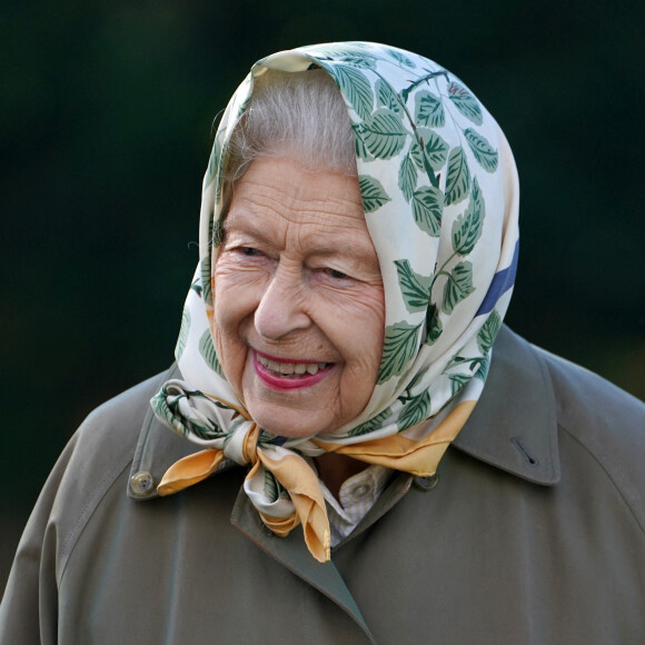 La reine Elisabeth II d'Angleterre lance le début de la saison de plantation officielle du Queen's Green Canopy (QGC) au domaine de Balmoral, Royaume Uni, le 1er octobre 2021. 