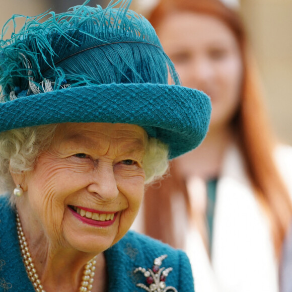 La reine Elisabeth II d'Angleterre rencontre les membres du clergé de Manchester après leur soutien pendant l'épidémie de coronavirus (Covid-19), le 8 juillet 2021. 