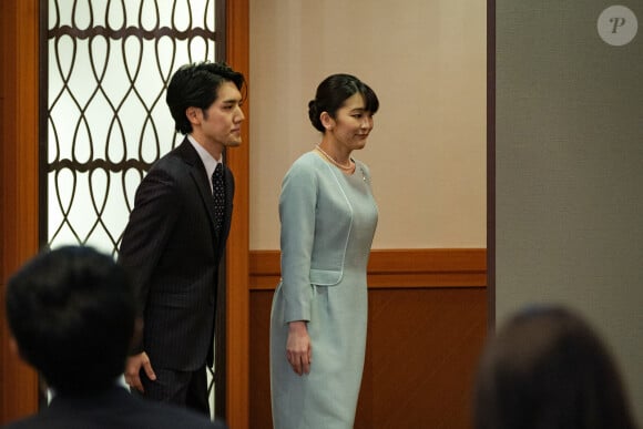 La princesse Mako, nièce de l'empereur du Japon, donne une conférence de presse pour annoncer son mariage avec Kei Komuro au Grand Arc Hotel à Tokyo le 26 octobre 2021. © POOL via ZUMA Press Wire / Bestimage  August 14, 2021, Tokyo, JAPAN: Princess Mako, the elder daughter of Prince Akishino and Princess Kiko, and her husband Kei Komuro, a university friend of Princess Mako, leave after a press conference to announce their marriage registration at Grand Arc Hotel in Tokyo, Japan on October 26, 2021. 