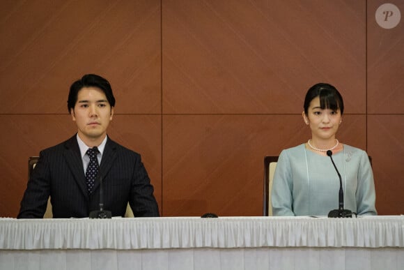 La princesse Mako, nièce de l'empereur du Japon, donne une conférence de presse pour annoncer son mariage avec Kei Komuro au Grand Arc Hotel à Tokyo le 26 octobre 2021. © POOL via ZUMA Press Wire / Bestimage  August 14, 2021, Tokyo, JAPAN: Princess Mako, the elder daughter of Prince Akishino and Princess Kiko, and her husband Kei Komuro, a university friend of Princess Mako, poses during a press conference to announce their marriage registration at Grand Arc Hotel in Tokyo, Japan on October 26, 2021. 