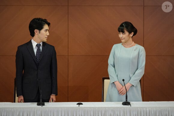 La princesse Mako, nièce de l'empereur du Japon, donne une conférence de presse pour annoncer son mariage avec Kei Komuro au Grand Arc Hotel à Tokyo le 26 octobre 2021. © POOL via ZUMA Press Wire / Bestimage  August 14, 2021, Tokyo, JAPAN: Princess Mako, the elder daughter of Prince Akishino and Princess Kiko, and her husband Kei Komuro, a university friend of Princess Mako, poses during a press conference to announce their marriage registration at Grand Arc Hotel in Tokyo, Japan on October 26, 2021. 