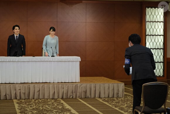 La princesse Mako, nièce de l'empereur du Japon, donne une conférence de presse pour annoncer son mariage avec Kei Komuro au Grand Arc Hotel à Tokyo le 26 octobre 2021. © POOL via ZUMA Press Wire / Bestimage  August 14, 2021, Tokyo, JAPAN: Princess Mako, the elder daughter of Prince Akishino and Princess Kiko, and her husband Kei Komuro, a university friend of Princess Mako, attend a press conference to announce their marriage registration at Grand Arc Hotel in Tokyo, Japan on October 26, 2021. 