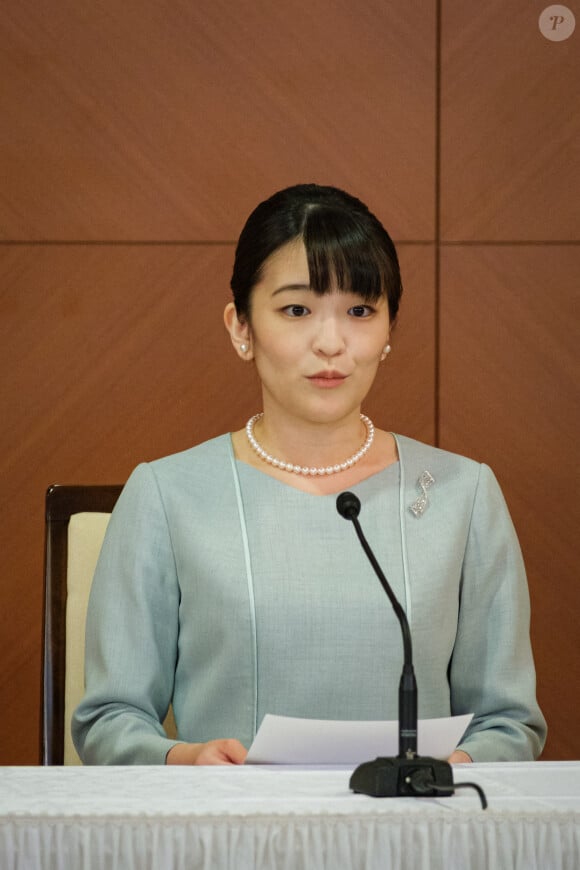 La princesse Mako, nièce de l'empereur du Japon, donne une conférence de presse pour annoncer son mariage avec Kei Komuro au Grand Arc Hotel à Tokyo le 26 octobre 2021. © POOL via ZUMA Press Wire / Bestimage  August 14, 2021, Tokyo, JAPAN: Princess Mako, the elder daughter of Prince Akishino and Princess Kiko, and her husband Kei Komuro (not pictured), a university friend of Princess Mako, attend during a press conference to announce their marriage registration at Grand Arc Hotel in Tokyo, Japan on October 26, 2021. 