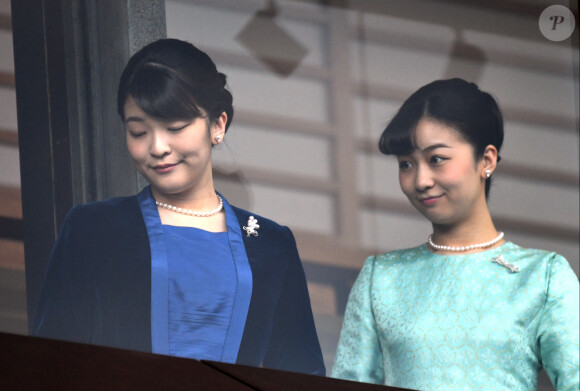 Info - La princesse Mako va se marier le 26 octobre - La princesse du Japon Mako et la princesse du Japon Kako - La famille impériale nippone lors des voeux du Nouvel An au Palais impérial de Tokyo, Japon, le 2 janvier 2020.  Princesses Mako, left, and Kako, nieces of Japans Emperor Naruhito, appear on the Imperial Palace balcony, greeting a huge throng of flag-waving well-wishers during a New Years general audience in Tokyo on Thursday, January 2, 2020. 