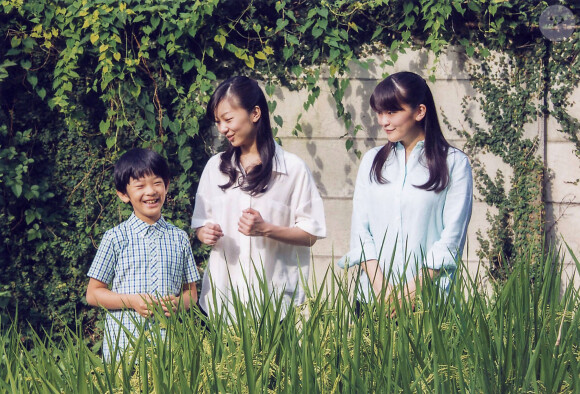 Info - La princesse Mako va se marier le 26 octobre - Le prince Hisahito du Japon qui fête ses 10 ans (le 6 septembre 2016) pose avec ses soeurs Mako et Kako au palais d'Akasaka à Tokyo, Japon, le 10 août 2016.  Japan's Prince Hisahito, the only son of Prince Akishino and Princess Kiko, poses at a rice field of the Akasaka Detached Palace in Tokyo, Japan in this handout picture taken August 10, 2016, and provided by the Imperial Household Agency of Japan. Prince Hisahito turned 10 years old on September 6, 2016. 