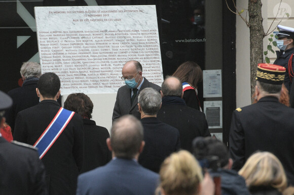 L'ancien ministre français de l'Intérieur Bernard Cazeneuve lors de la cérémonie d'hommage aux victimes des attentats du 13 novembre 2015 au Bataclan à Paris, France, le 13 novembre 2021. © Bestimage