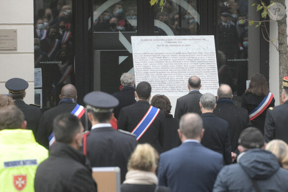 L'ancien ministre français de l'Intérieur Bernard Cazeneuve et Anne Hidalgo, maire de Paris lors de la cérémonie d'hommage aux victimes des attentats du 13 novembre 2015 au Bataclan à Paris, France, le 13 novembre 2021. © Bestimage