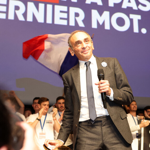 Eric Zemmour fait la promotion de son dernier livre "La France n'a pas dit son dernier mot" lors d'un meeting-dédicace au Palais des Congrès à Bordeaux, France, le 12 novembre 2021. © Jean-Marc Lhomer/Bestimage