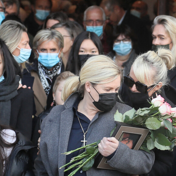 Exclusif - Hélène Darroze, ses filles Quitterie et Charlotte ( Charlotte en arrière-plan), Laeticia Hallyday, Maryline Issartier - Obsèques de Francis Darroze, ancien chef de l'auberge "Le relais" à Villeneuve-de-Marsan et père de Hélène Darroze en l'église Saint-Hippolyte à Villeneuve-de-Marsan le 9 novembre 2021.