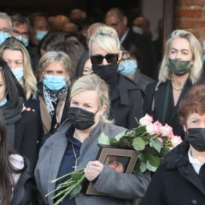 Exclusif - Hélène Darroze, ses filles Quitterie et Charlotte ( Charlotte en arrière-plan), Laeticia Hallyday, Maryline Issartier - Obsèques de Francis Darroze, ancien chef de l'auberge "Le relais" à Villeneuve-de-Marsan et père de Hélène Darroze en l'église Saint-Hippolyte à Villeneuve-de-Marsan le 9 novembre 2021.