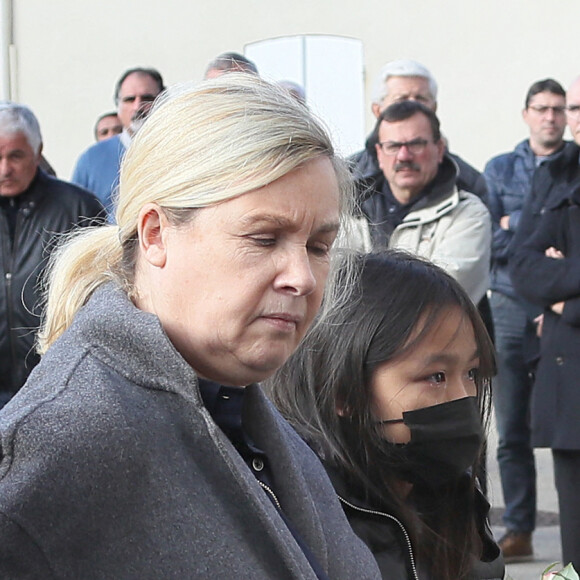 Exclusif - Hélène Darroze, sa fille Quitterie - Obsèques de Francis Darroze, ancien chef de l'auberge "Le relais" à Villeneuve-de-Marsan et père de Hélène Darroze en l'église Saint-Hippolyte à Villeneuve-de-Marsan le 9 novembre 2021.