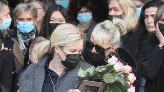 Hélène Darroze aux obsèques de son père : soutenue par ses filles et Laeticia Hallyday