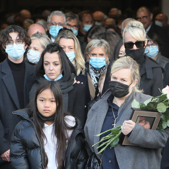 Exclusif - Hélène Darroze, ses filles Quitterie et Charlotte ( Charlotte en arrière-plan), Laeticia Hallyday - Obsèques de Francis Darroze, ancien chef de l'auberge "Le relais" à Villeneuve-de-Marsan et père de Hélène Darroze en l'église Saint-Hippolyte à Villeneuve-de-Marsan le 9 novembre 2021.