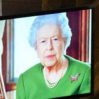 Elizabeth II réapparait à Windsor : débout, sans aide, après un problème au dos