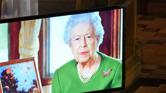 Elizabeth II réapparait à Windsor : débout, sans aide, après un problème au dos