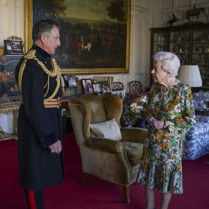La reine Elisabeth II d'Angleterre en audience au château de Windsor avec Sir Nick Carter, Chef d'état-major de la Défense. Le 17 novembre 2021 