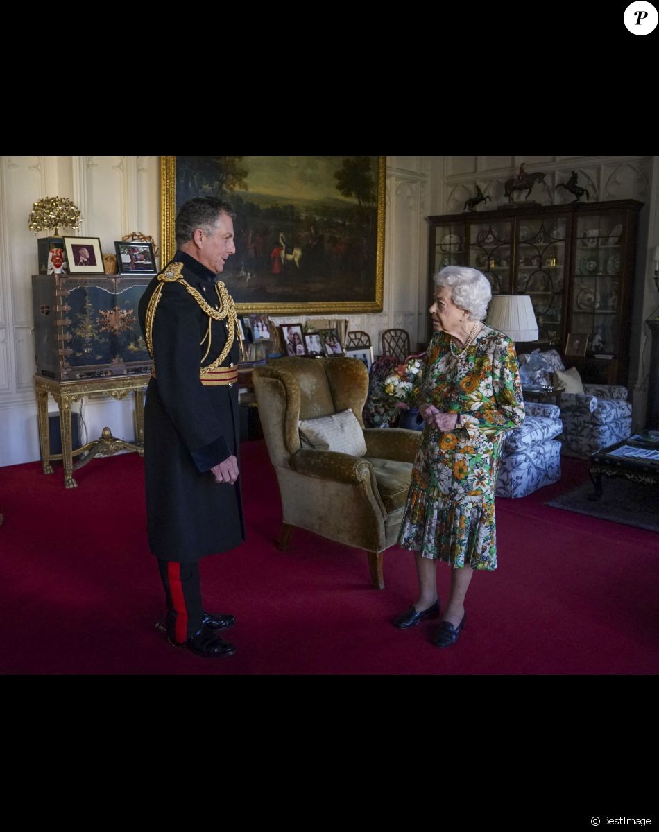 La reine Elisabeth II d'Angleterre en audience au château de Windsor avec Sir Nick Carter, Chef d'état-major de la Défense. Le 17 novembre 2021