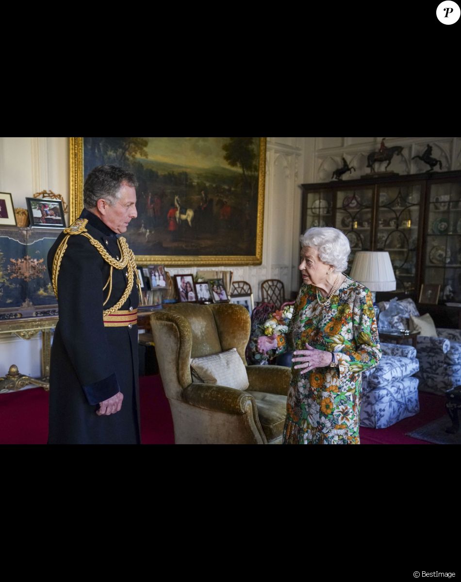 La reine Elisabeth II d'Angleterre en audience au château de Windsor avec Sir Nick Carter, Chef d'état-major de la Défense. Le 17 novembre 2021