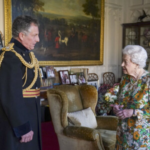 La reine Elisabeth II d'Angleterre en audience au château de Windsor avec Sir Nick Carter, Chef d'état-major de la Défense. Le 17 novembre 2021 