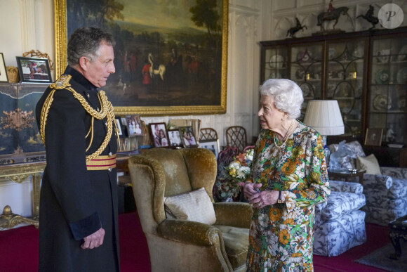 La reine Elisabeth II d'Angleterre en audience au château de Windsor avec Sir Nick Carter, Chef d'état-major de la Défense. Le 17 novembre 2021 