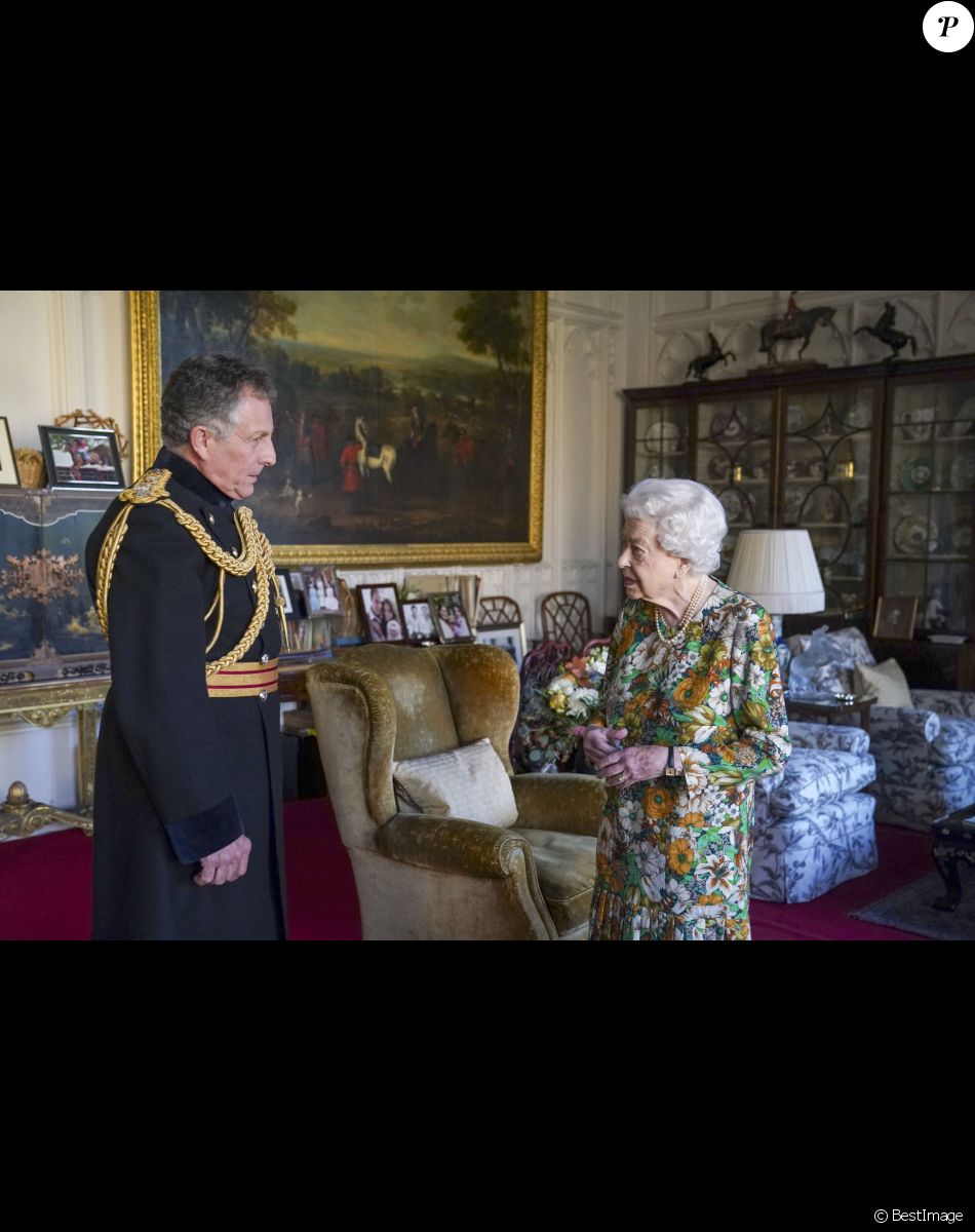 La reine Elisabeth II d'Angleterre en audience au château de Windsor avec Sir Nick Carter, Chef d'état-major de la Défense. Le 17 novembre 2021