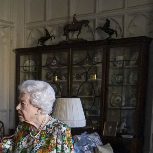 La reine Elisabeth II d'Angleterre en audience au château de Windsor avec Sir Nick Carter, Chef d'état-major de la Défense. Le 17 novembre 2021 