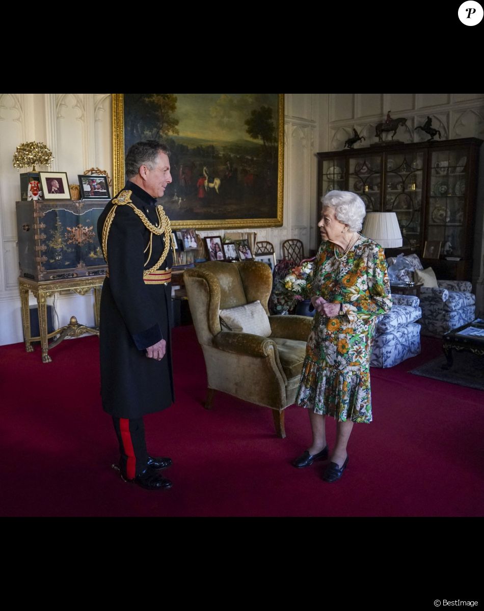 La reine Elisabeth II d'Angleterre en audience au château de Windsor avec Sir Nick Carter, Chef d'état-major de la Défense. Le 17 novembre 2021