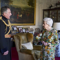 Elizabeth II réapparait à Windsor : débout, sans aide, après un problème au dos
