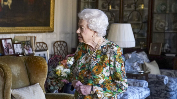 Elizabeth II réapparait à Windsor : débout, sans aide, après un problème au dos