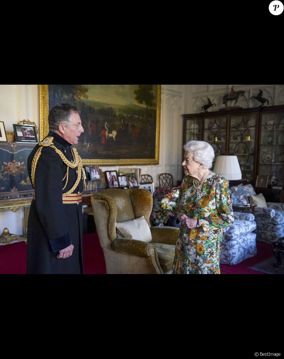 La reine Elisabeth II d'Angleterre en audience au château de Windsor avec Sir Nick Carter, Chef d'état-major de la Défense.