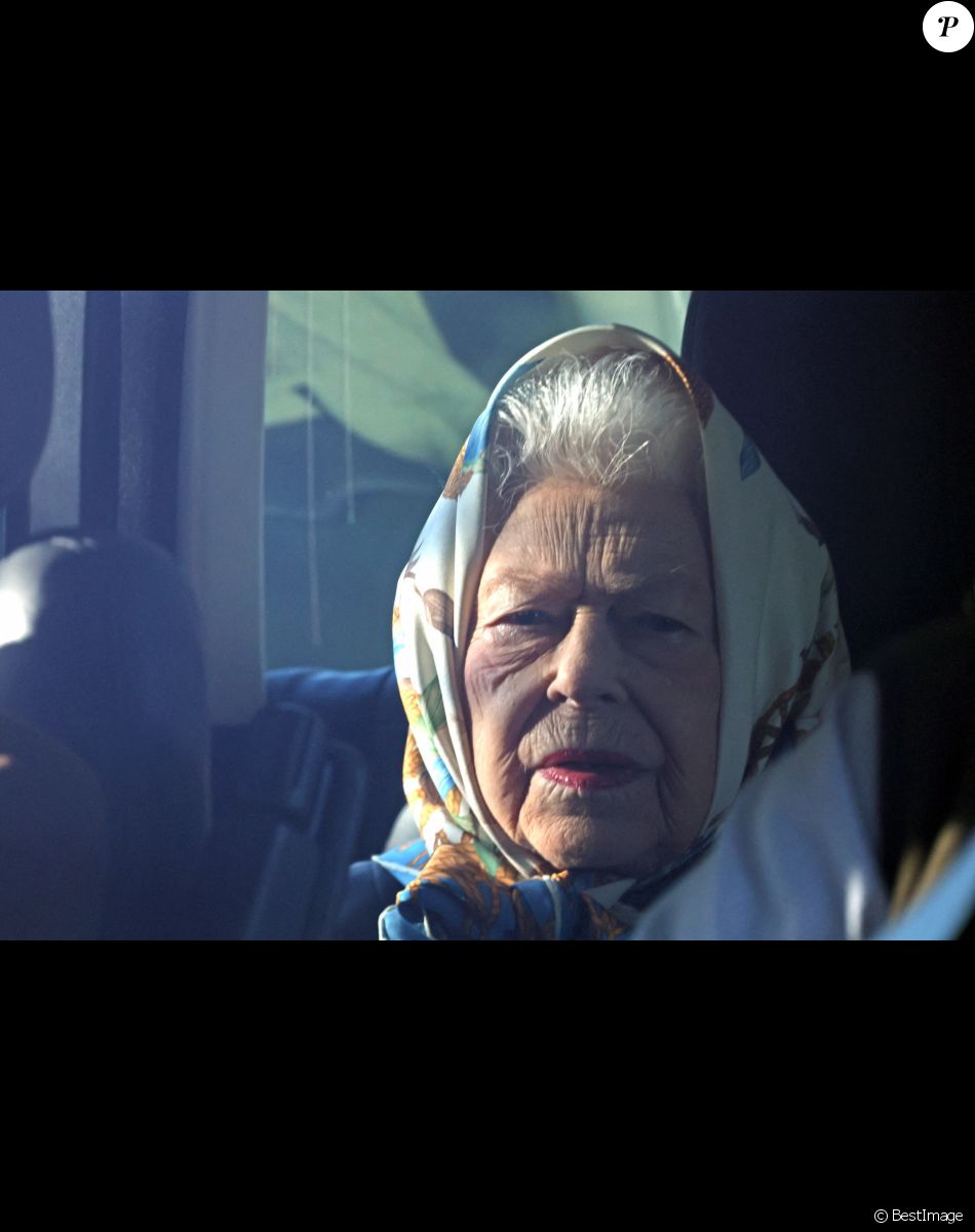 La reine Elisabeth II d'Angleterre conduite autour de sa résidence de Sandringham alors que la souveraine s'est vue préconiser du repos par ses médecins. Le 6 novembre 2021.