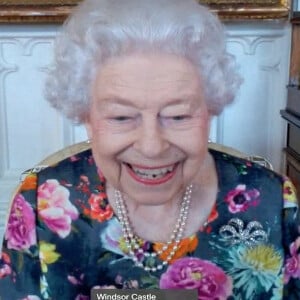La reine Elisabeth II d'Angleterre en audience virtuelle depuis le château de Windsor, pour remettre la médaille "The Queen's Gold Medal for Poetry" au palais de Buckhingham à Londres. Le 28 octobre 2021 