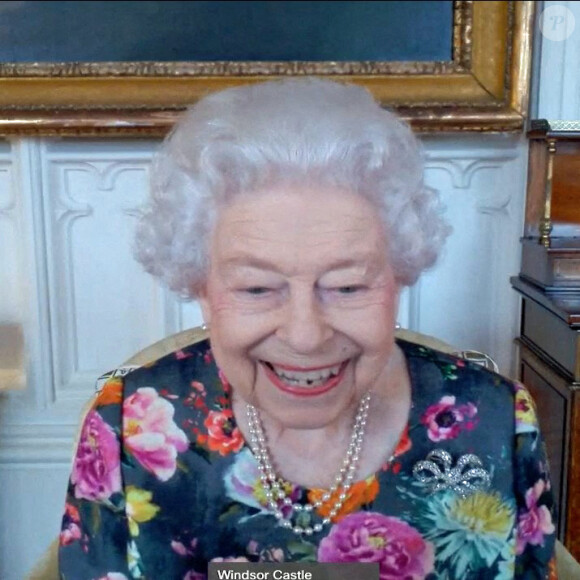 La reine Elisabeth II d'Angleterre en audience virtuelle depuis le château de Windsor, pour remettre la médaille "The Queen's Gold Medal for Poetry" au palais de Buckhingham à Londres. Le 28 octobre 2021 