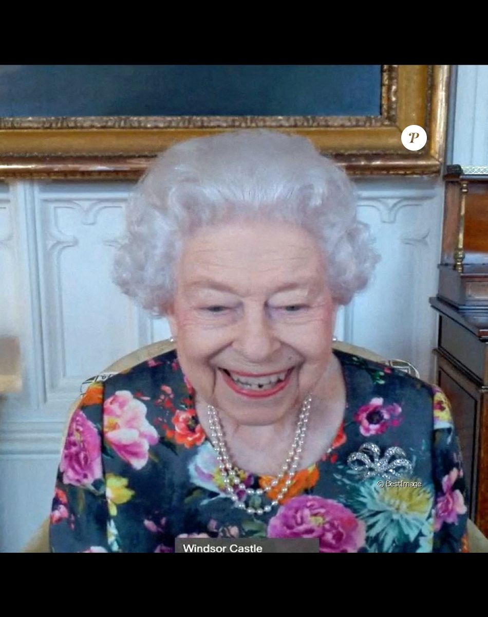 La reine Elisabeth II d'Angleterre en audience virtuelle depuis le château de Windsor, pour remettre la médaille "The Queen's Gold Medal for Poetry" au palais de Buckhingham à Londres. Le 28 octobre 2021
