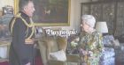 Elizabeth II réapparait à Windsor : débout, sans aide, après un problème au dos