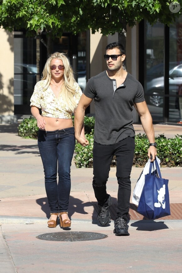 Britney Spears, souriante et rayonnante, se balade main dans la main avec son compagnon Sam Asghari à Camarillo en Californie, le 17 mai 2019.