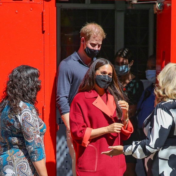 Le prince Harry, duc de Sussex et Meghan Markle sortent de l'école primaire P.S. 123 Mahalia Jackson d'Harlem pour aller déjeuner au restaurant Melba's à New York, le 24 septembre 2021.