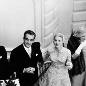 Grace Kelly et le prince Rainier au moment de leur mariage à Monaco en 1956. 