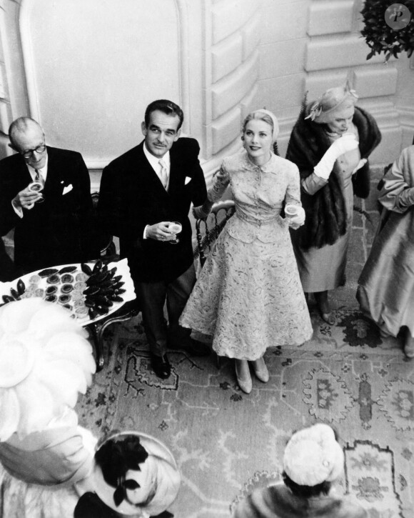Grace Kelly et le prince Rainier au moment de leur mariage à Monaco en 1956. 