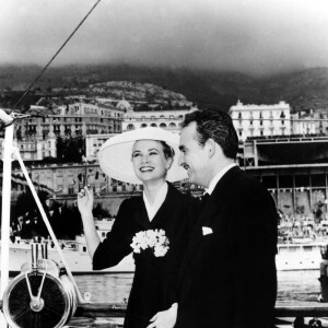 Grace Kelly et le prince Rainier au moment de leur mariage à Monaco en 1956. 
