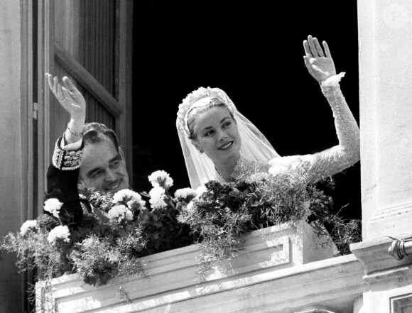 Grace Kelly et le prince Rainier au moment de leur mariage à Monaco en 1956.