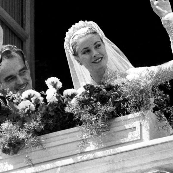 Grace Kelly et le prince Rainier au moment de leur mariage à Monaco en 1956.