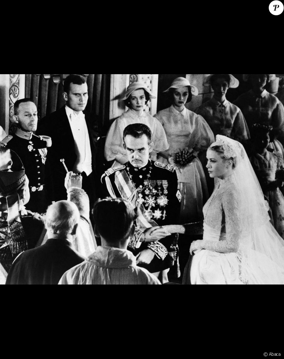 Grace Kelly et le prince Rainier au moment de leur mariage à la cathédrale de Monaco en 1956.