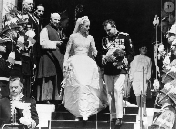 Grace Kelly et le prince Rainier au moment de leur mariage à Monaco en 1956.