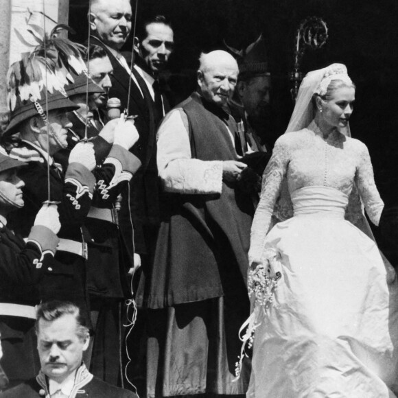 Grace Kelly et le prince Rainier au moment de leur mariage à Monaco en 1956.