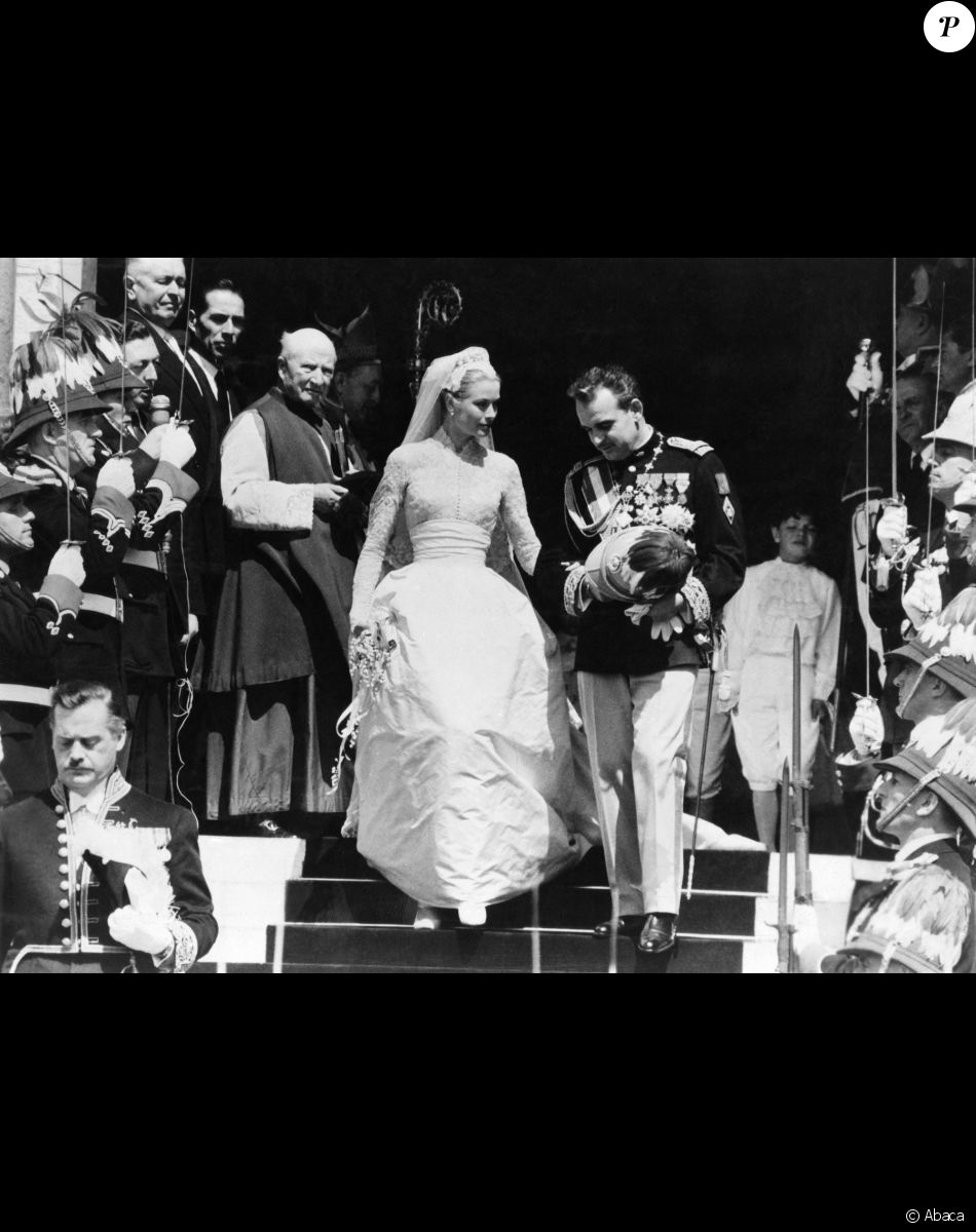 Grace Kelly et le prince Rainier au moment de leur mariage à Monaco en 1956.