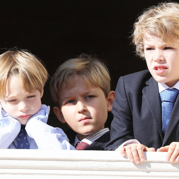 Beatrice Borromeo avec ses fils Stephano Casiraghi et Francesco Casiraghi et Sacha Casiraghi - La famille princière de Monaco apparaît au balcon du palais lors de la fête nationale de Monaco, le 19 novembre 2021. © Bebert-Jacovides/Bestimage