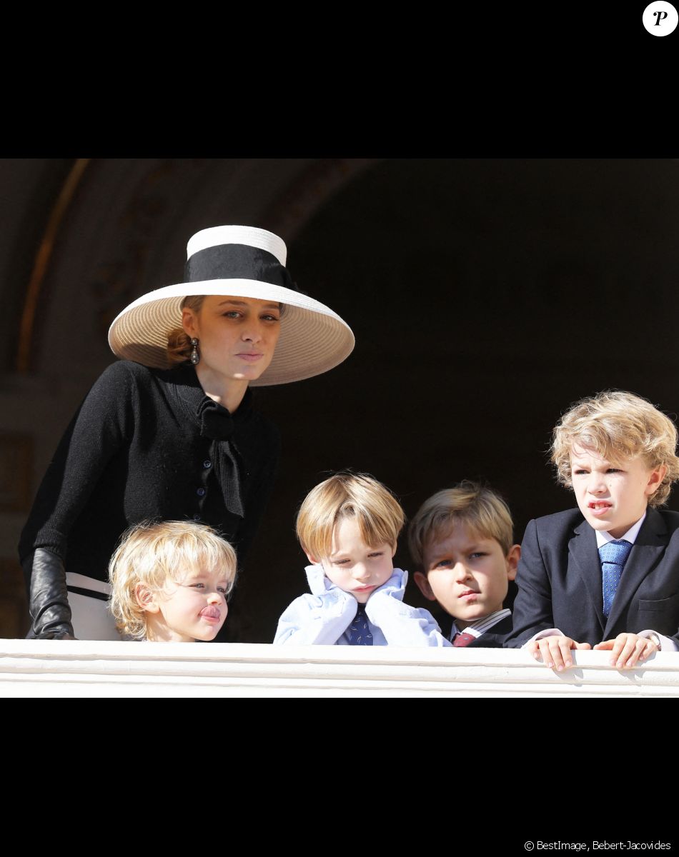 Beatrice Borromeo avec ses fils Stephano Casiraghi et Francesco Casiraghi et Sacha Casiraghi - La famille princière de Monaco apparaît au balcon du palais lors de la fête nationale de Monaco, le 19 novembre 2021. © Bebert-Jacovides/Bestimage