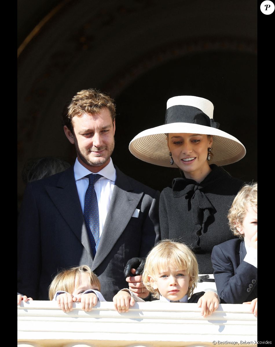 Pierre Casiraghi avec sa femme Beatrice Borromeo et leurs enfants Stephano Casiraghi et Francesco Casiraghi - La famille princière de Monaco apparaît au balcon du palais lors de la fête nationale de Monaco, le 19 novembre 2021. © Bebert-Jacovides/Bestimage