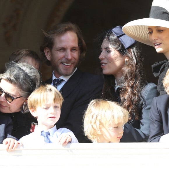 Sacha Casiraghi, Stephano Casiraghi, Francesco Casiraghi, la princesse Caroline de Hanovre, Andrea Casiraghi avec sa femme Tatiana Santo Domingo et Beatrice Borromeo - La famille princière de Monaco apparaît au balcon du palais lors de la fête nationale de Monaco, le 19 novembre 2021. © Bebert-Jacovides/Bestimage